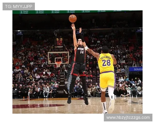 希罗在关键时刻展现绝佳表现湖人与热火的激烈对决引发热议 希罗在关键时刻展现绝佳表现湖人与热火的激烈对决引发热议